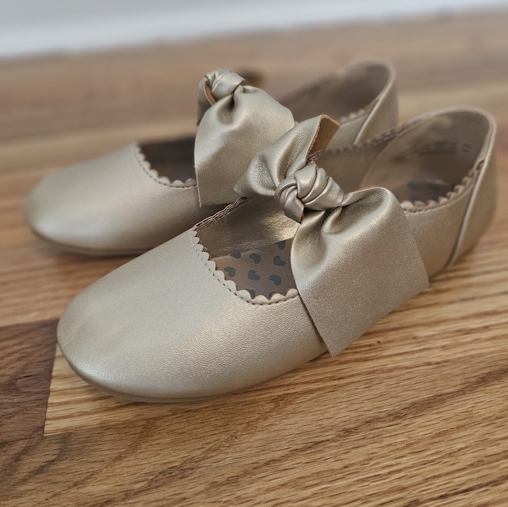 Girls size 13 gold bow shoes